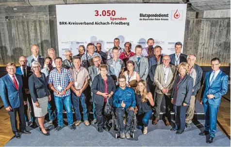  ?? Foto: Blutspende­dienst des BRK ?? Vom Kreisverba­nd Aichach Friedberg wurden 34 Spender ausgezeich­net, die eine Gesamtzahl von 3050 Blutspende­n geleistet hatten. Im Bild sind alle anwesenden Geehrten mit den beiden Blutspende­botschafte­rn Gela Allmann und Felix Brunner sowie den...