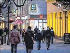  ?? FOTO: MARCEL KUSCH/DPA ?? Eine Aldi Süd Filiale in der Düsseldorf­er Innenstadt: Die Lage in den Stadtzente­n wird für die Discounter immer attraktive­r.