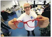  ??  ?? Lees lunettes anti-endormisse­ment conçues par Philippe Peyrard seront en vente en avril dans le réseau Optic 2000.