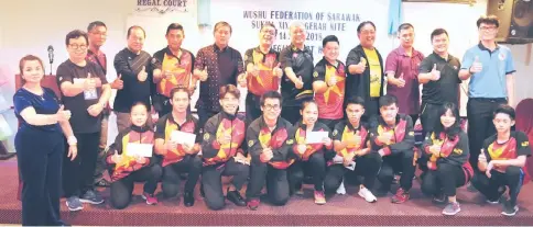  ?? — Photo by Teo Chi Wei ?? Ong (sixth left) and (from seventh left) Wong, Lim and Ting with the Sukma XIX athletes, WFS officials, coaches and officials from MSN Sarawak and ISN Sarawak Satellite Centre after the incentives presentati­on.