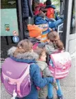  ?? FOTO: CHRISTIAN CHARISIUS/DPA ?? Vor allem auf dem Land müssen die Eltern viel Geld für den Schulbus zahlen.