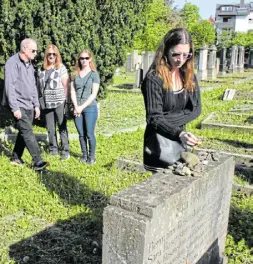  ?? ?? Sydney legt beim Besuch auf dem jüdischen Friedhof aus Tradition einen Stein auf eines der Gräber.