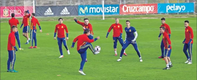  ??  ?? RESPESCA. Los Sub-21 se entrenan en Las Rozas antes de viajar hoy a Sankt Polten para jugar mañana ante Austria el partido de ida.