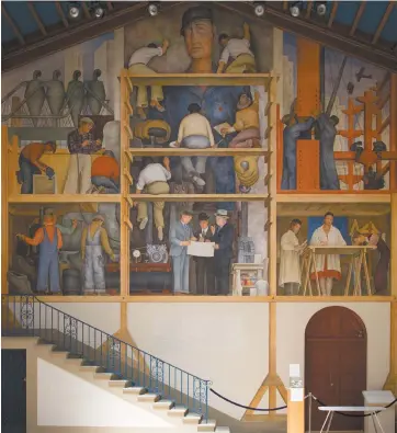  ??  ?? El pintor mexicano creo The Making of a Fresco, Showing The Building of a City (La creación de un fresco) hace 90 años en el mural de una escalera del Instituto de Arte de San Francisco, en California.