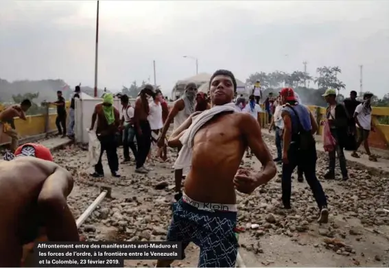  ??  ?? Affronteme­nt entre des manifestan­ts anti-maduro et les forces de l'ordre, à la frontière entre le Venezuela et la Colombie, 23 février 2019.