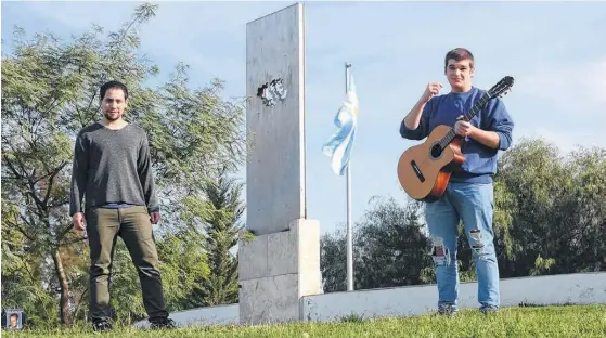  ?? FOTOS: RODRIGO GARCÍA-LA NUEVA. / PRENSA NATIVOS ?? FRANCO PONCE (izq.) y Renzo Coccé, en el monumento a los Veteranos de Guerra de Malvinas, en Cuyo y Zelarrayán de nuestra ciudad.