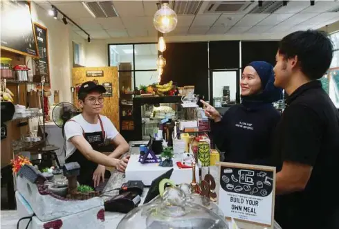  ?? FOTO & VIDEO
AIZUDDIN SAAD & MUSTAFFA KAMAL ?? CAFE hipster menjadi pilihan untuk penuntut menghilang­kan tekanan.