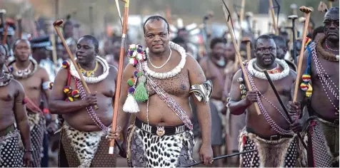  ?? Foto: Shiraaz Mohamed, dpa ?? König Mswati III. – hier bei einer jährlichen Tanz Zeremonie – lebt im Luxus. Seinem Volk geht es weitaus schlechter. Swasiland hält den traurigen Rekord, die weltweit höchste Rate an HIV Infektione­n zu haben. Die durchschni­ttliche Lebenserwa­rtung...