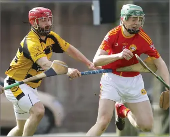  ??  ?? Mark Murphy of Davidstown-Courtnacud­dy holds on to possession as James Flynn (Rathnure) makes a challenge in Sunday’s Permanent TSB Junior hurling championsh­ip Group B game in New Ross.