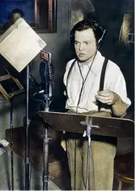  ?? ?? Orson Welles, en pleine séance d’enregistre­ment, le 30 octobre 1938.