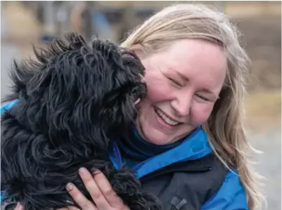  ?? JARLE AASLAND ?? Anskaffels­e av et kjaeledyr kan bidra til å forebygge eller redusere psykisk uhelse. Faren er hva som skjer med tiden vår når verden er tilbake til det normale. Her er Helle Karin Barstad med hunden Hermann.