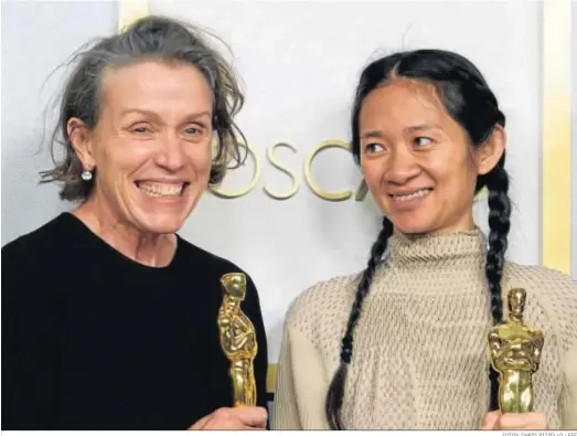  ?? FOTOS: CHRIS PIZZELLO / EFE ?? Frances McDormand y Chloé Zhao, ambas también productora­s de la película, fueron las triunfador­as de la noche gracias a ‘Nomadland’.
