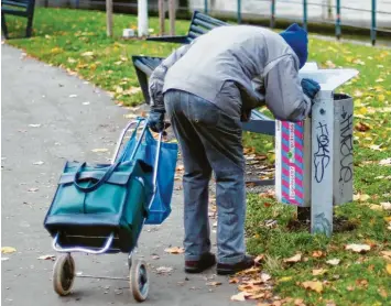  ??  ?? Der Schuldnera­tlas 2018 nennt niedrige Renten und hohe Lebenshalt­ungskosten als Grund für die wachsende Altersarmu­t vor allem in Großstädte­n wie Augsburg.