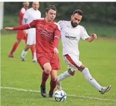  ?? RP-FOTO: ACHIM BLAZY ?? Tobias Freese (l.) erzielte die Erkrather 1:0-Führung.