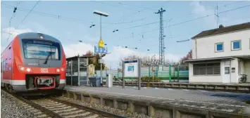  ?? Foto: Marcus Merk ?? Am Bahnhof in Meitingen soll eine Unterführu­ng für Fußgänger und Radfahrer gebaut werden. Während dieser Arbeiten darf kein Zug auf der Strecke fahren. Eine solche Sperrpause wird aber nicht so leicht genehmigt.