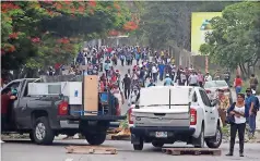  ??  ?? Maestros Bloquean una calle durante el paro de labores