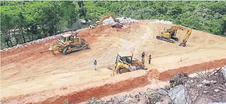  ??  ?? OBRA. Avanzan los trabajos de construcci­ón de la planta.