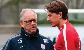  ?? FOTO: LISE ÅSERUD, NTB SCANPIX ?? TROR PÅ JEVN KAMP: Landslagss­jef Lars Lagerbäck håper innsatsen mot Island i dag er like god som i kampene mot Australia og Albania i mars. Her sammen med Sander Berge.