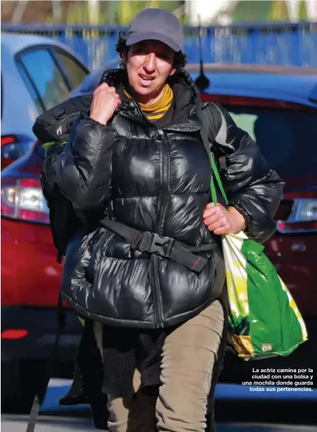  ?? ?? La actriz camina por la ciudad con una bolsa y una mochila donde guarda todas sus pertenenci­as.