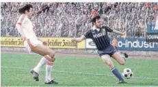  ?? FOTO: HARTUNG/IMAGO IMAGES ?? Mit dem 1. FC Saarbrücke­n stand Wolfgang Seel (rechts) 1985 im DFB-PokalHalbf­inale, unterlag aber Bayer Uerdingen mit 0:1.
