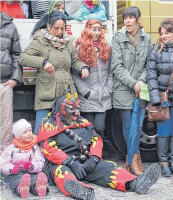  ?? FOTO: OKLMANN ?? Wieder auf den Straßen zu sehen: In Blaubeuren wird am Wochenende Fasnet gefeiert. Hier sitzt ein Feuerteufe­l.