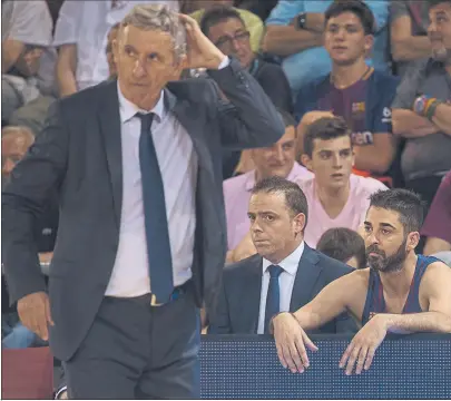  ?? FOTO: PERE PUNTÍ ?? Los rostros de Svetislav Pesic y Juan Carlos Navarro lo dicen todo en el partido ante Baskonia que dejó fuera al Barça