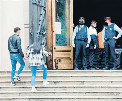  ?? BLANCA BLAY / ACN ?? Uno de los acusados, que está en libertad, entra en el palacio de Justícia para la primera sesión del juicio