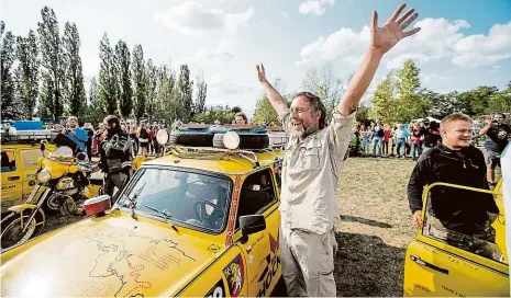  ?? Foto: Michal Šula, MAFRA ?? V cíli Cestovatel­e Dana Přibáně a posádku dvou žlutých trabantů, fiatu a jawy doprovodil­a do cíle na Kavčích horách, kde čekaly stovky fanoušků, kolona veteránů. Podobné přivítání zažili cestovatel­é také ve Zlíně a slovenské Banské Bystrici.