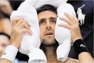  ?? BILD: SN/APA/AFP/TIMOTHY A. CLARY ?? Novak Djoković trotzte der Tropenhitz­e mit Kühlung.