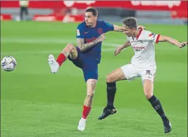  ?? FOTO: AP ?? José María Giménez durante el partido contra el Sevilla en el Sánchez Pizjuán