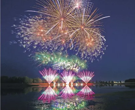  ?? PHOTOS: GAVIN YOUNG ?? The pyrotechni­c show put up by Philippine­s, above and left, lights up the night at GlobalFest on Tuesday.