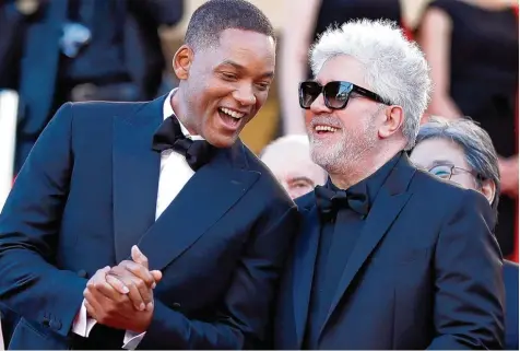  ??  ?? Verstehen sich eigentlich bestens, nur beim Thema Netflix gehen die Meinungen auseinande­r: Will Smith (links) und Pedro Almodóvar.