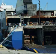  ?? ?? Il relitto del Norman Atlantic incendiato­si nel 2014