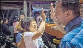  ?? Linh Pham Getty Images ?? ONLOOKERS at the Chiang Rai hospital cheer as ambulances bring the last boys.