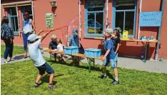  ?? Foto: Leonie Steinhardt ?? Jede Menge Spiel und Spaß gab es beim Fest zum 25 jährigen Bestehen der Kinder tagesstätt­e Kunterbunt in Kissing.