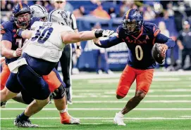  ?? Marvin Pfeiffer/Staff Photograph­er ?? Rice nose tackle Izeya Floyd (50) told coach Mike Bloomgren he would like to carry the ball in goal-line situations after picking up a fumble against UTSA.