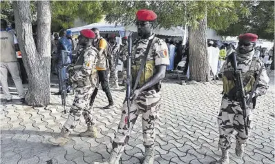  ?? Issouf Sanogo ?? Militars patrullen els carrers de N’Djamena, la capital del Txad, durant la jornada electoral del 6 de maig.