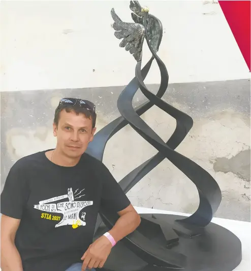  ?? PHOTOS: SERGEI SKOROBOHAT­SKYH ?? Like many Ukrainian men, blacksmith Sergei Skorobohat­skyh was separated from his wife and children when war
broke out in their country. Now he is on the front line while his family is in Canada, raising funds to assist him.