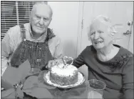  ??  ?? Loren and Doris Davis celebrate their 75th wedding anniversar­y.