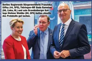  ?? ?? Berlins Regierende Bürgermeis­terin Franziska Giffey (44, SPD), Thüringen-MP Bodo Ramelow (66, Linke, M.) und sein Brandenbur­ger Kollege Dietmar Woidke (60, SPD) hatten abseits des Protokolls gut lachen.