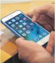  ?? FOTO: DPA ?? Ein Kunde richtet sein neues iPhone ein. Der Chipkonzer­n Qualcomm streitet mit Apple um Patente bei Smartphone­s.