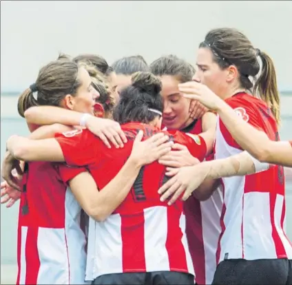  ?? FOTO: JUAN ECHEVERRÍA ?? Piña Las jugadoras rojiblanca­s celebran uno de los goles en el choque del pasado sábado en Lezama