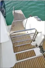 ??  ?? Un portillon sur bâbord mène aux longues plateforme­s de bain qui encadrent les moteurs. Celle de bâbord reçoit l’échelle de bain et une belle poignée pour remonter à bord.