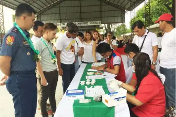  ?? Princess Clea Arcellaz ?? DRUG-FREE STO. NIÑO. Personnel of the Municipal Health Office facilitate the drug testing procedure of appointed officials of Barangay Sto. Niño, San Simon. Looking over are Barangay Captain Perlito ‘Dong’Dagdag, Jr. and C/Insp. Louie Gonzaga.—