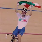  ??  ?? ... di bandiera Elia Viviani, oggi 32 anni, dopo l’oro dell’Omnium conquistat­o ai Giochi di Rio 2016