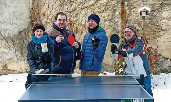  ?? Foto:Rafael Sampedro ?? Die Stiftung Lichtblick unterstütz­t den Psychosozi­alen Trägervere­in Sachsen e. V. in Zittau mit einer neuen Tischtenni­splatte. Die kommt auch im Schnee zum Einsatz.