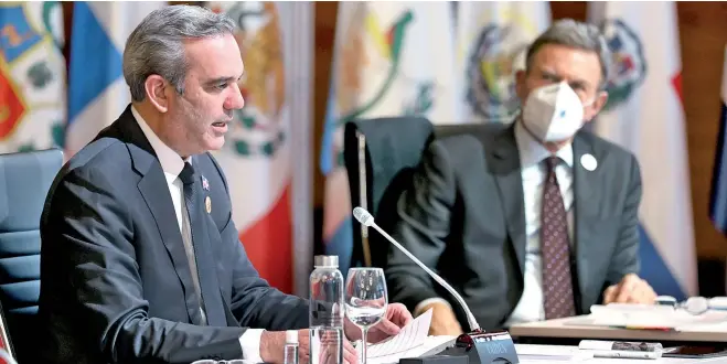  ??  ?? El presidente Luis Abinader expone en la XXVIII Cumbre Iberoameri­cana de Jefes de Estado y de Gobierno, en Andorra. Le acompaña el canciller Roberto Álvarez.