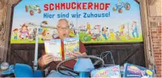  ?? FOTO: ANTON WASSERMANN ?? Voll in seinem Element ist Bertram Kaes, wenn er aus seinen Büchern über die Tiere vom Schmuckerh­of liest. Sie begrüßen die Besucher neuerdings von einem großen Bild über dem Scheunento­r.