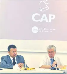  ??  ?? El ministro Carlos Arregui (izq.) junto con Carlos Jorge Biedermann en la reunión donde participar­on directivos de la CAP, ayer.