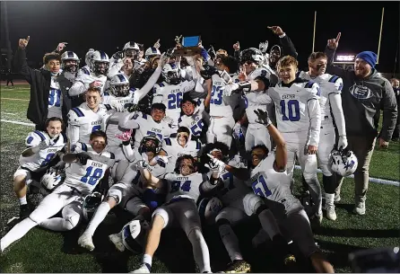  ?? BRAD DREY — FOR MEDIANEWS GROUP ?? Exeter football players celebrate their District 3Class 5A title, the program’s first district championsh­ip.